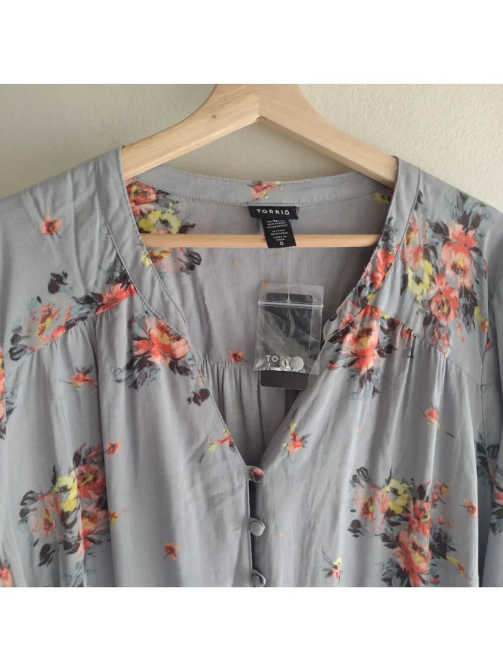 Torrid Gray Floral Blouse Sz 4 NEW Flowy Challis Relaxed Fit 4X - Picture 4 of 9